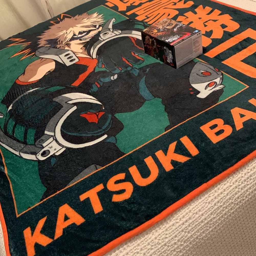 My Hero Academia Throw Blanket & Figurine Bakugo - Picture 4 of 12